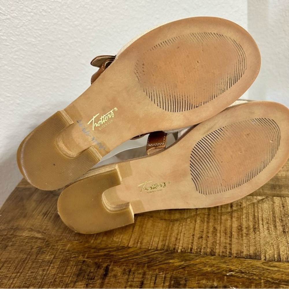 Trotters Signature Leather Sandals - Picture 10 of 11
